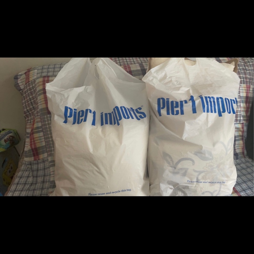 Throw pillows - Picture 9 of 10